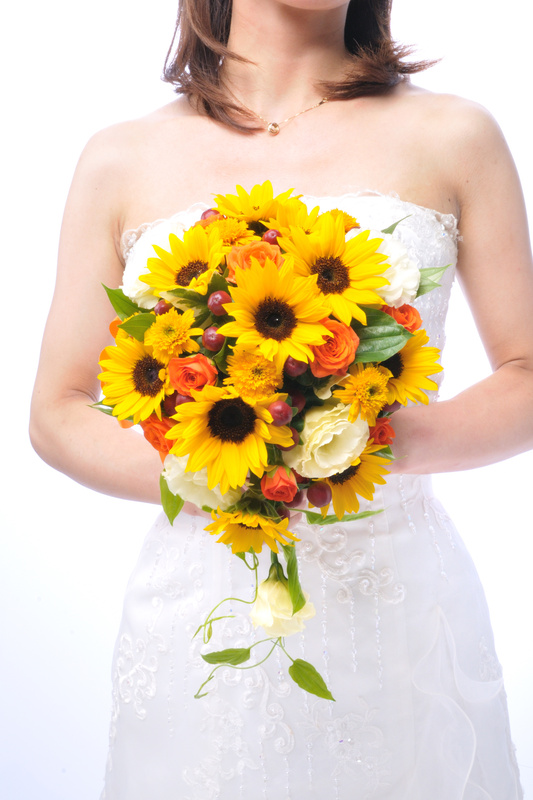 2025年最新版◎夏婚花嫁さま必見！会場が華やぐ ひまわりブーケDRESSY花嫁で見つけた素敵なアイディア7選をお届けします♡ -DRESSY 公式 ウェディングドレス・ファッション・エンタメニュース