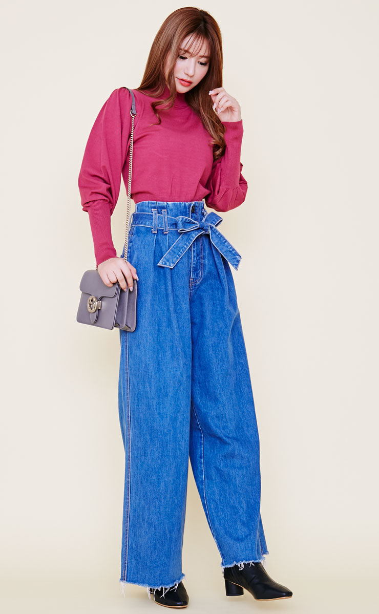 牧場の小さな馬との素敵なOOTD