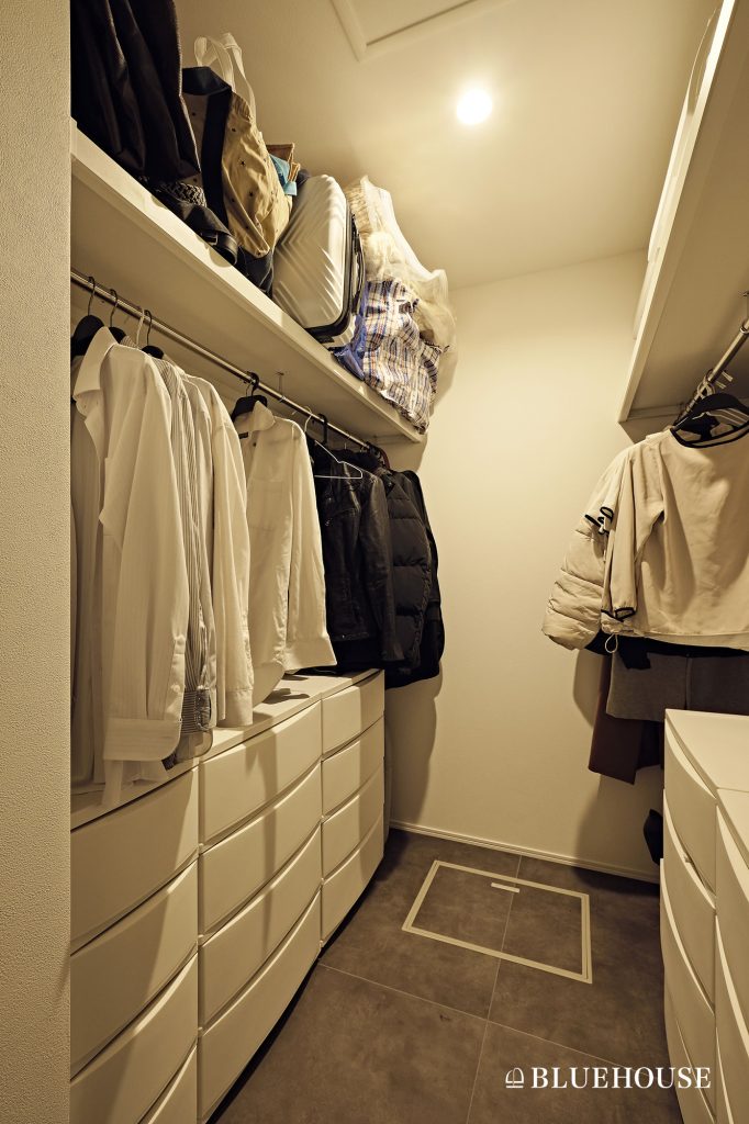 ウォークインクローゼット扉なしのメリット・デメリットを解説後悔しない解決策と目隠しアイデア、施工事例注文住宅ブルーハウスデザイン・性能・リゾートライフ、愛知、名古屋、豊橋、豊川、岐阜ならお任せください