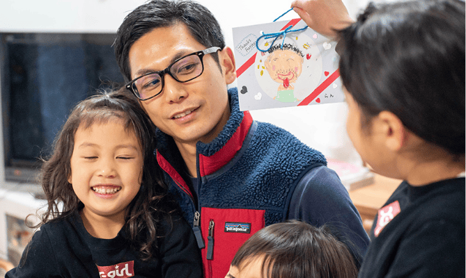 じょりじょり JORI-JORI ====================意味：Meaning① 髭や髪を剃るときの音。 ② 髭などが肌に触れたときの感じ。① The sound of shaving. ② The feeling of a very short beard or a buzz cuthair cut touching the skin