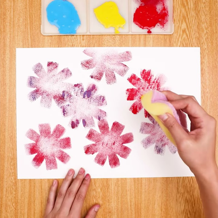 工作あそび スポンジでポンポン色つけして作れる、壁画コスモス