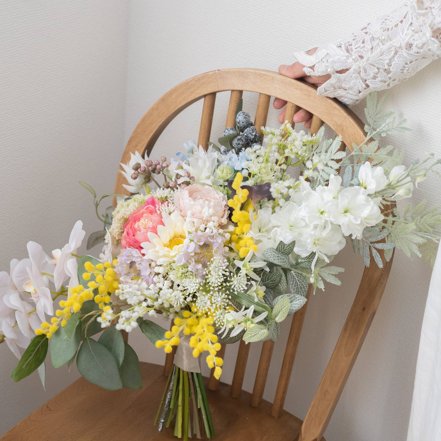 ミモザとバラのウェディングブーケ ミモザブーケ ミモザ バラ クラッチブーケ