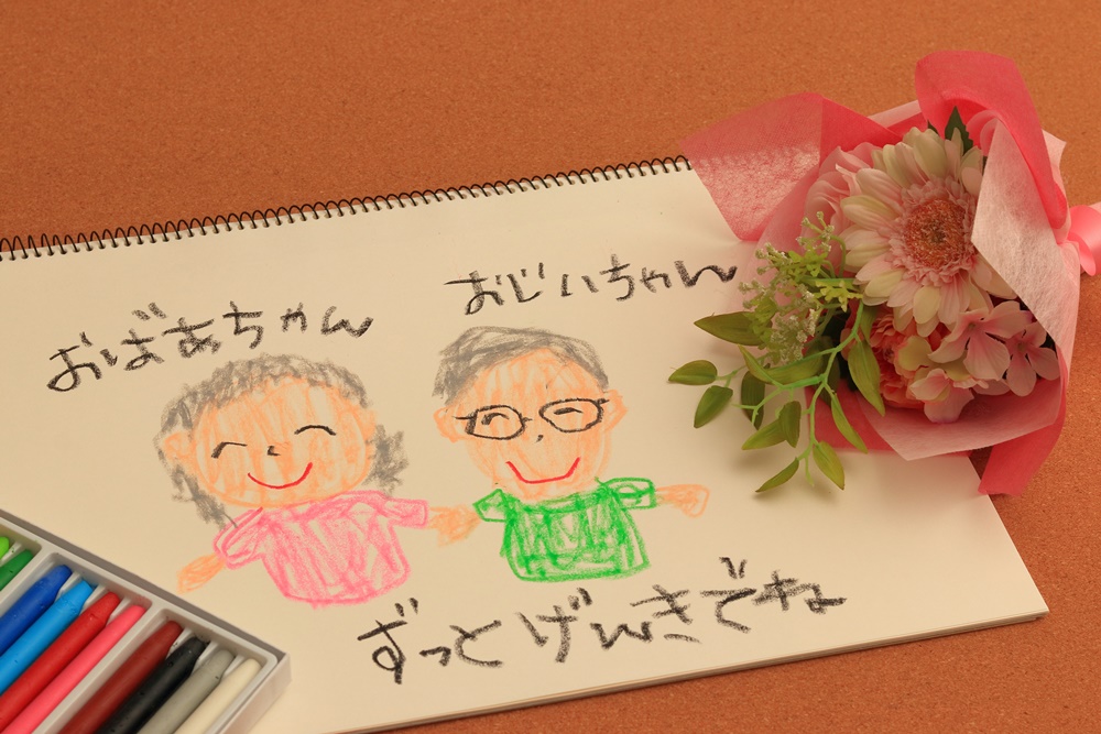 保育課程では敬老の日にハガキ製作をしています☺️ 作ったハガキを自分でポストに投函しに行きました📮おじいちゃん、おばあちゃんに無事届きますように👴🧡👵⭐️入園に関するお問い合わせなど随時受け付けていますのでお気軽にどうぞ♪ 📞06-6871-5005追手門