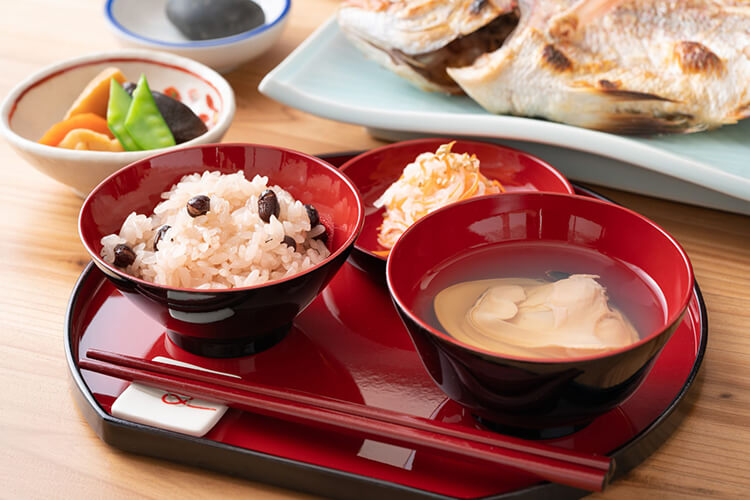 お⾷い初めのやり⽅とは？祝い方や誰を呼ぶか、準備、食べる順番を紹介します活 伊勢海老料理 中納言ご宴会・慶事・法事に