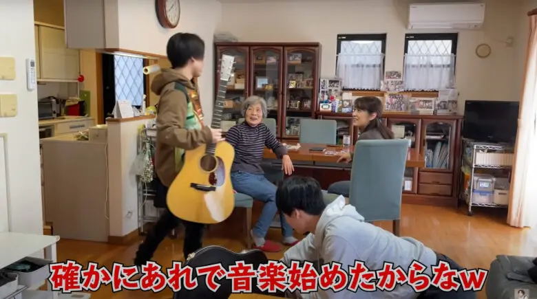 🤣🤣🤣🤣🐶🐶？？ * マミー おばあちゃん の家にいた、レーちゃんっていうマルチーズのおじいちゃんと犬になりきる兄 推定2歳半くらい 。* お兄の写真乗せてって声が多かったので、ちっちゃい頃のレア写真を😂 *マルチーズレーちゃんレーガン思い出film *優里