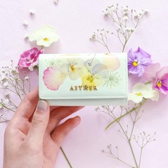 楽天市場期間中 P10倍羅羅屋 国産 ランドセル ララちゃん 2026年度 エンジェルララ エンジェル・ララ 2026年 4月 ご入学6年間修理保証 フラワーモチーフ 女の子 キッズ ワンタッチロック A4フラットファイル対応 大容量 ららや 日本製 パールホワイト