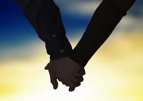 夕暮れに手を繋ぐカップルのシルエット 11031049026 の写真・イラスト素材アマナイメージズ