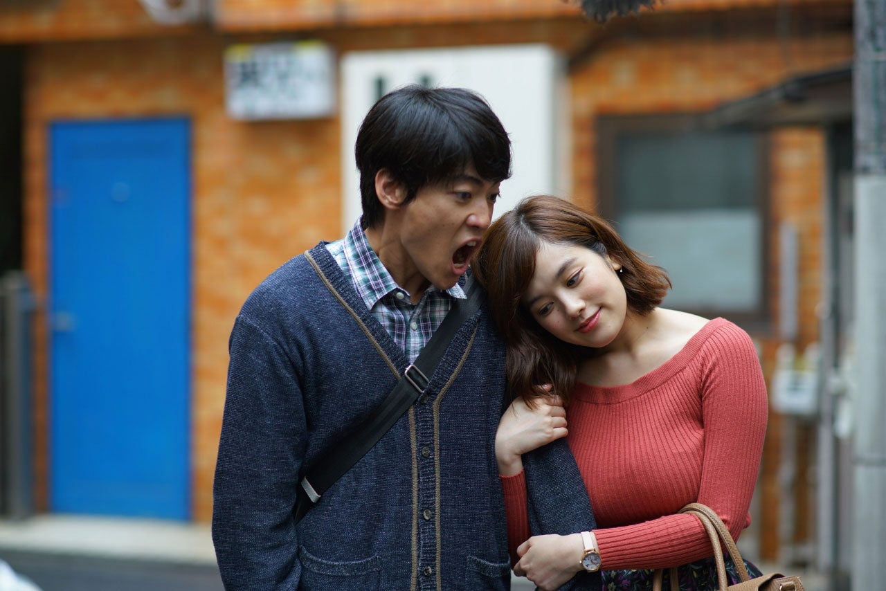 腕を組んでデートをする日本人カップルの写真素材296492193- イメージマート