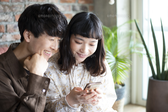 スマホで自撮りをする日本人カップルの写真素材296492269- イメージマート