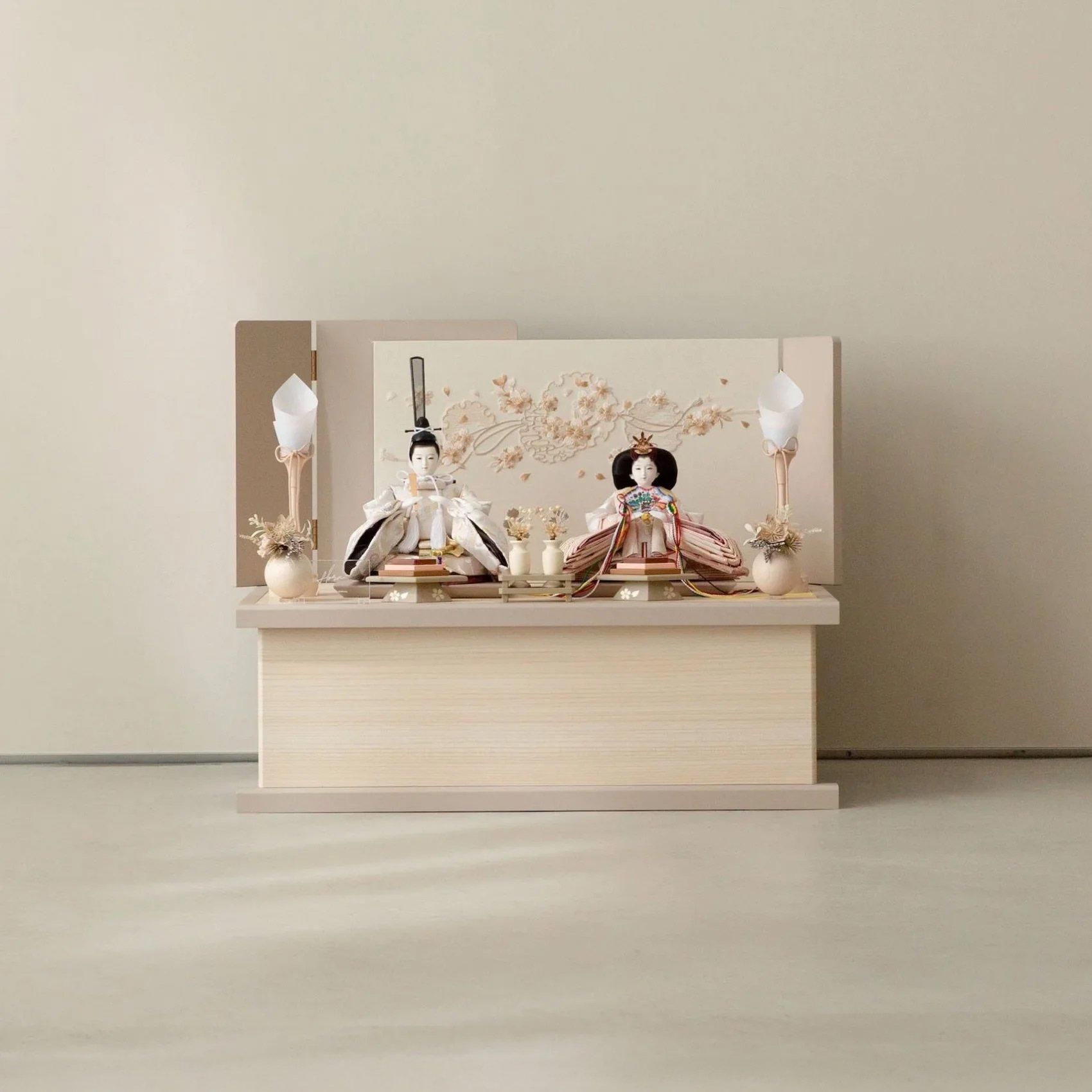 楽天市場 雛人形 ひな人形 木製 ケース飾り アクリルケース R型 かわいい おしゃれ 親王ケース飾り 栓木 ナチュラル ベージュ 木目 三五親王アートフラワー 初節句 人気 女の子 インテリア 1年保証 830029C : 人形のこどもや本店