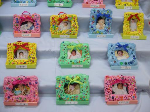 紙粘土とキャンディのようなビーズを使ってフォトフレームをデコレーションしました。クラフポ