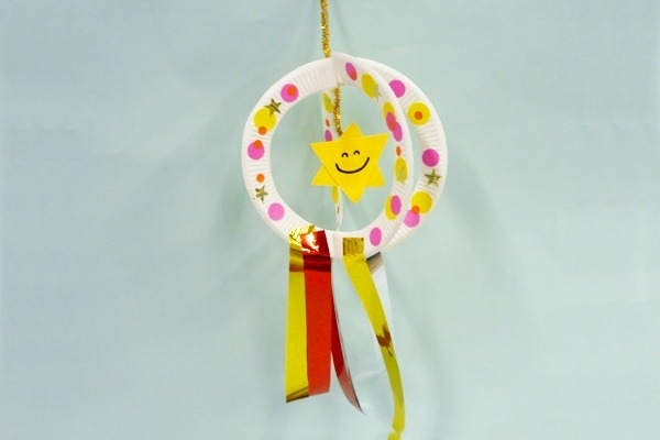 @haruharo_made ←他の投稿も見てね！, \ 七夕製作🎋, 紙皿で作る！カラフル星の七夕リース⭐︎,☺︎ーーーーーーー☺︎ーーーーーーー☺︎, 🍄きのぴ🍄, @haruharo_made, 「すぐに活用できる！」, 作って楽しい♡見てほっこり♡,そんな製作をお届け📣, フォローといいねしてくれるととっても嬉しいです🫶, ☺︎ーーーーーーー☺︎ーーーーーーー☺︎,