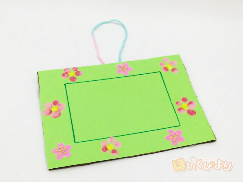 卒園式のプレゼントに 指スタンプのお花が可愛い、フォトフレームの作り方ほいくびより