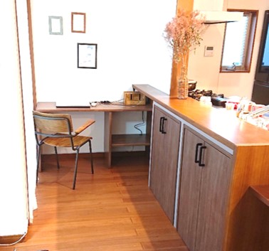ママスペースの作り方キッチン・寝室などに設置したママ専用のワークスペース＆収納のインテリア事例 –IK-HOME アイケイホーム 鹿嶋市鹿行にちょうどいいZEHENE＊0ROKKO STYLEならアイケイホーム