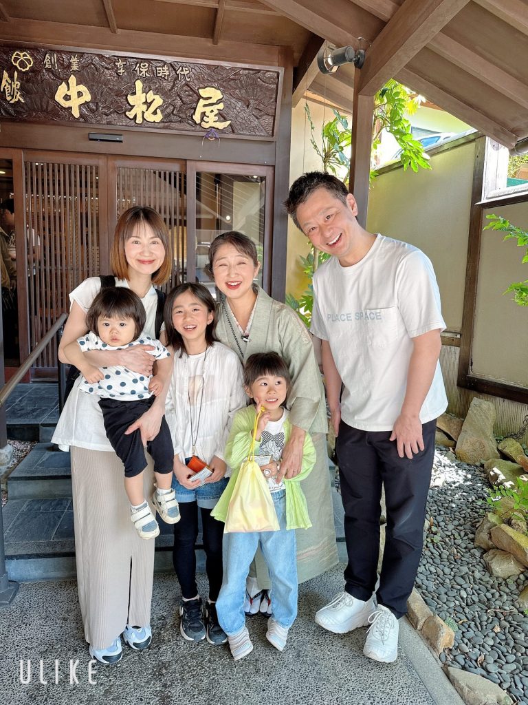 ハートの笑顔イラスト・家族の笑顔・可愛い仲良し家族イラスト