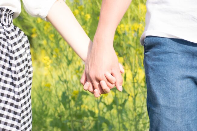 手繋ぎ影の写真素材写真素材なら「写真AC」無料 フリー ダウンロードOK