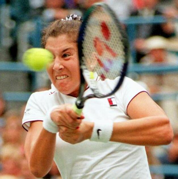 モニカ・セレシュ、随分と変わりましたね！セレシュの現役時代の奇声？と比べると- Yahoo!知恵袋