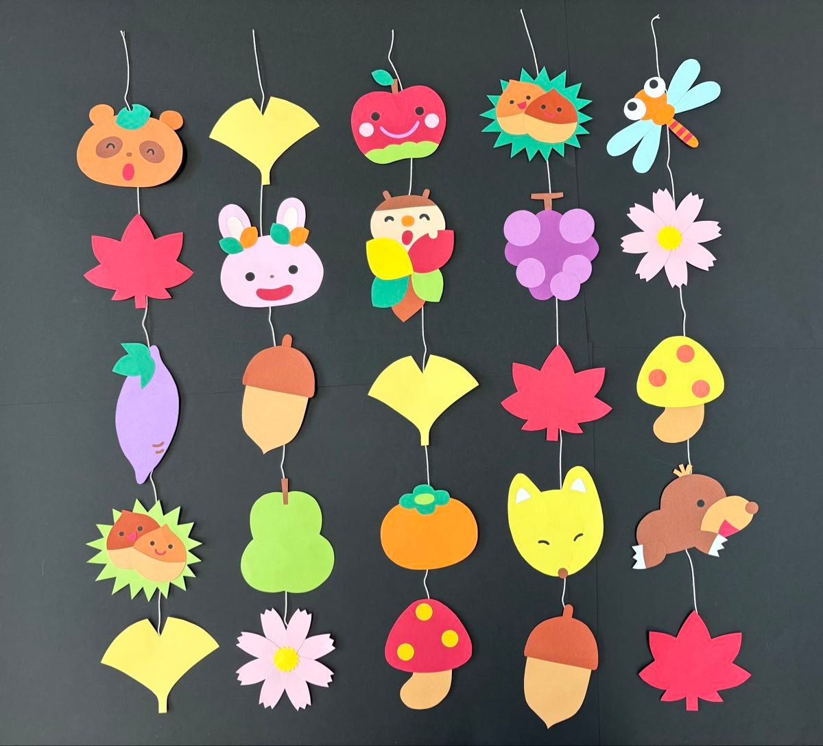 秋の保育園壁面デコレーション - ハロウィンテーマの吊るし飾りと折り紙