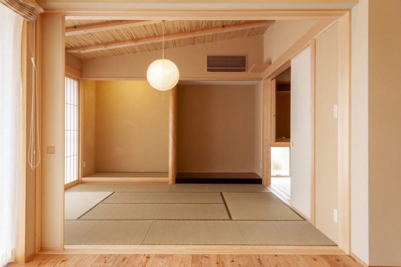 床の間の一角に上置きタイプのお仏壇。 黒檀の台とともにお納めいたしました。 色目も木目も鮮やか！ 鉄刀木 たがやさんイーィお仏壇です