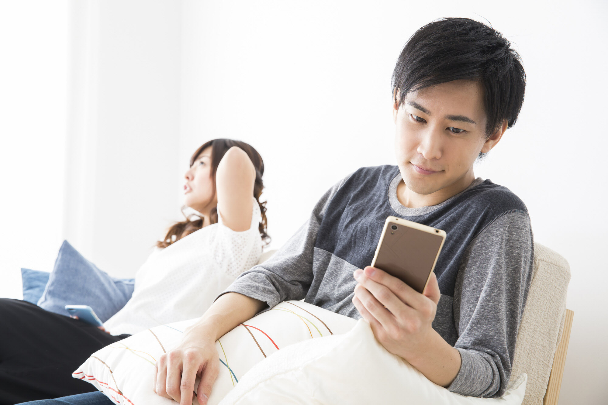 デート中にスマホばかり見ている彼氏、もしかして浮気してる！？ →かわいすぎる真相にニヤニヤが止まらない漫画 1 2ねとらぼ