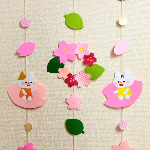 ハロウィンの吊るし飾り🎃👻 折り紙で風船作って、 繋げました🪡✨ とても可愛いので是非作ってみてください！10月製作 11月製作ハロウィン ハロウィン製作 折り紙製作 折り紙 ハロウィン飾り 吊るし飾り