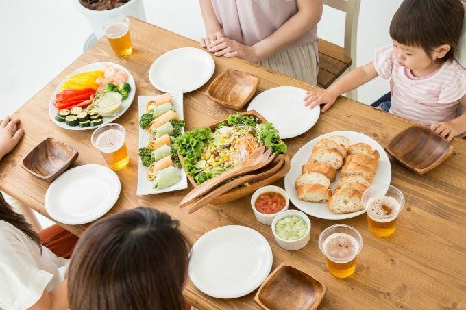 友情、人、パジャマパーティー、コミュニケーションコンセプト – 幸せな友達や自宅でお茶を飲んだりお菓子を食べたりする10代の女の子Premium写真