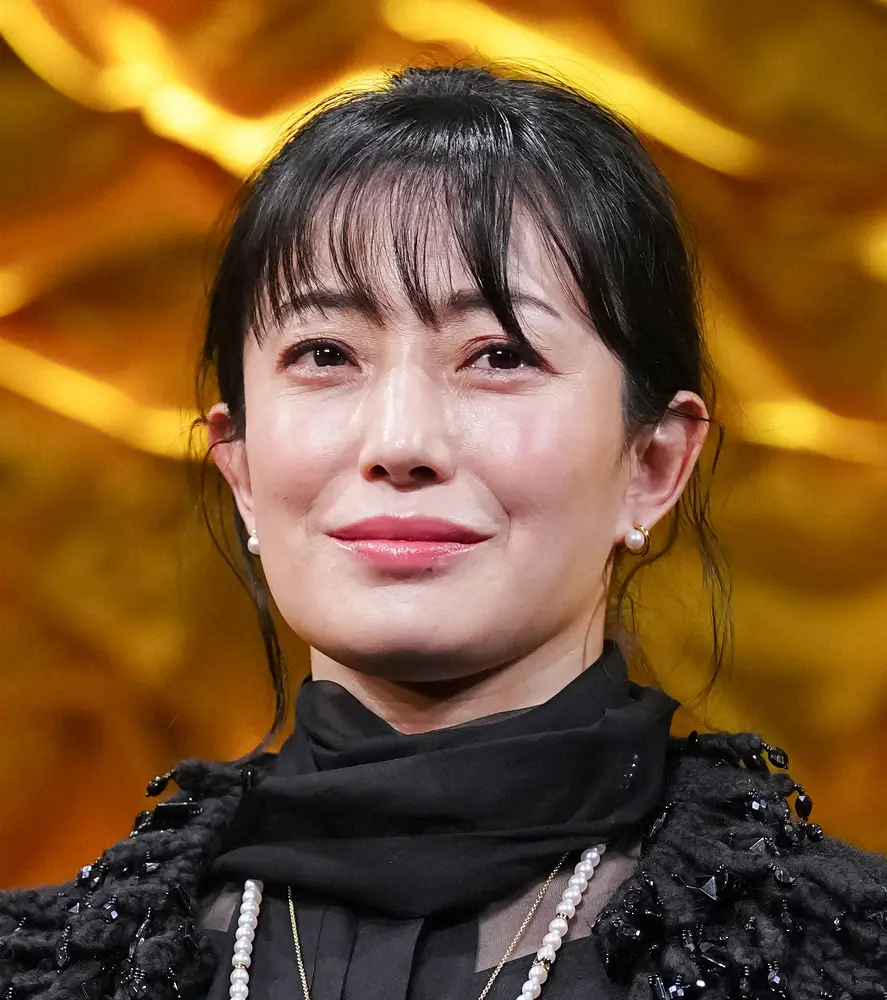 📣菅野美穂 4年ぶり連ドラ主演支える堺雅人の“バナナ味噌汁” --- 「菅野さんは台本の読み合わせの段階から、娘役の浜辺美波さん 20 と、積極的にコミュニケーションをとっていました。浜辺さんは人見知りなところもあるそうですが、いまでは本当の親子のように見えます