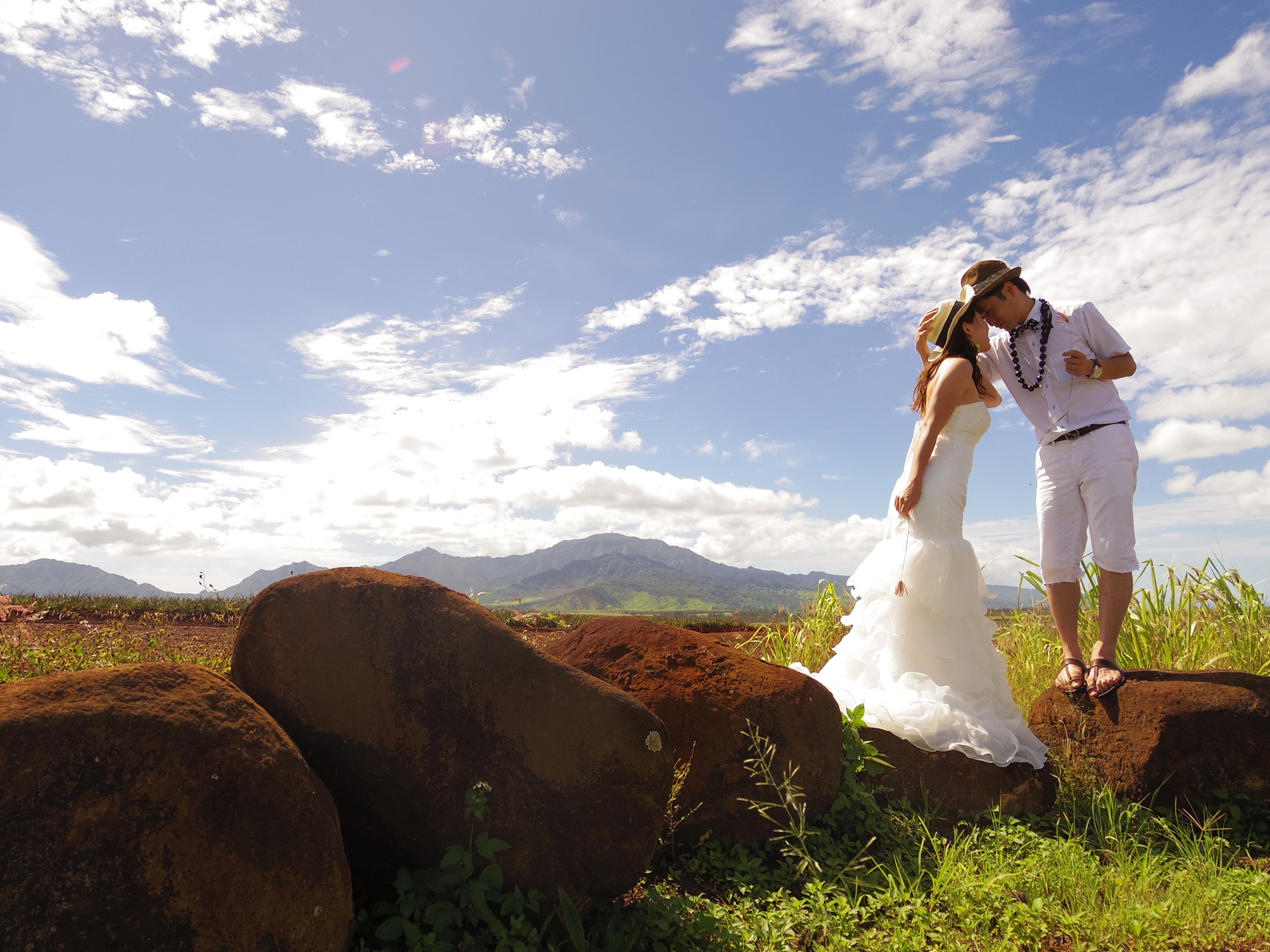 永遠の愛を誓う”ウェディングキス”。キスをする場所によって意味が違う豆知識！ – ￼大阪の結婚式情報