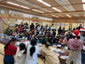 クリスマス会の子供：イラスト無料