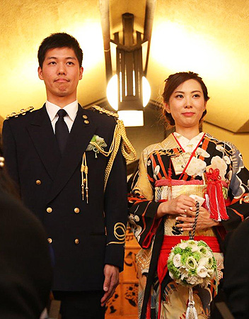 引き振袖レンタル 結婚式 フォトウェディング 新婦和装 紋付きセット hf008 花嫁着物 前撮り 引き振り袖 披露宴 人気黒地に絢爛慶びの彩り吉祥蝶華 : 貸衣裳ぽえむ - 通販 - Yahoo!ショッピング