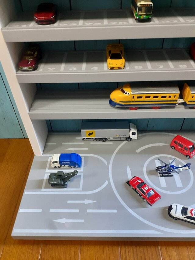 最新版自作7段トミカプラレール収納棚ヘリポート付きiichi 日々の暮らしを心地よくするハンドメイドやアンティークのマーケットプレイス