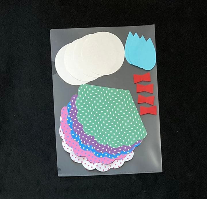 momonoheya_hoiku 🌈にじみ絵でてるてる坊主🌈 再投稿です☀️ 絵の具ではなく水性ペンでできるから、手が汚れにくい◎ぜひ作ってみてね♪ ♡その他の製作遊びはこちら♡ @momonoheya_hoikuももの部屋 保育園製作 幼稚園製作 製作アイデア 工作アイデア おうち遊び