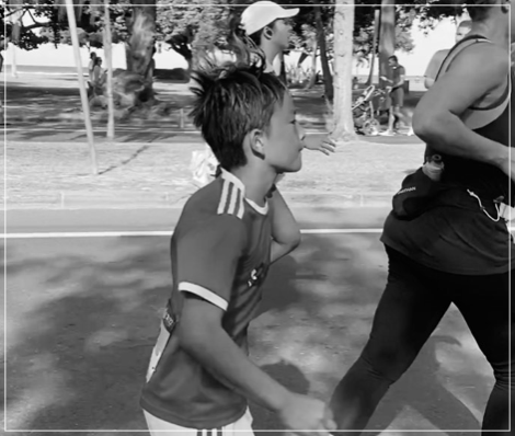 9歳になりました😊 snsをしていると よく素敵な家族 素敵な親子 素敵な夫婦だなんて言って貰うことがあるのですが、そりゃね 素敵っぽいところをupしますから🤣 実際はいろいろあります、が、 何とかここまでやってこれました笑。 ただ1つだけ言えるのは、私をお母さん