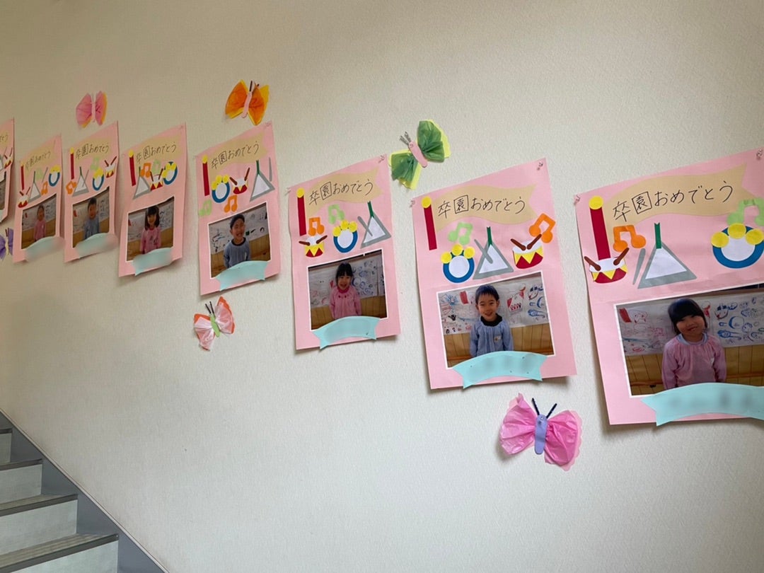 卒園児と在園児の“お別れ会”の様子です。 1、卒園児入場!! 在園児が見まもる中、堂々の入場でした ^^2、 年長組さんになったら特別に出来る事・出席ノートに毎日シールを貼る ・うさぎの飼育 ・みなみ保育所との交流会 ・お泊まり保育 ・温水プール などなどを代表のお