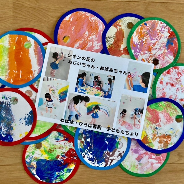 4歳児 8月にピッタリ！ 夏らしいうちわの製作アイディア5選保育士を応援する情報サイト 保育と暮らしをすこやかに ほいくらし