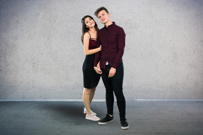 腕組みをするカップルの写真素材・画像素材 Image 43755737