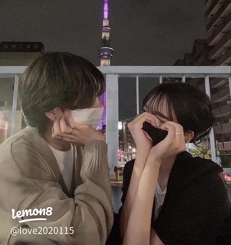 幸せな家族、公園で秋のピクニックの美しいカップル、驚きの日付。居心地の良い秋の雰囲気。一緒に楽しく充実した時間を過ごす写真素材2222127857Shutterstock