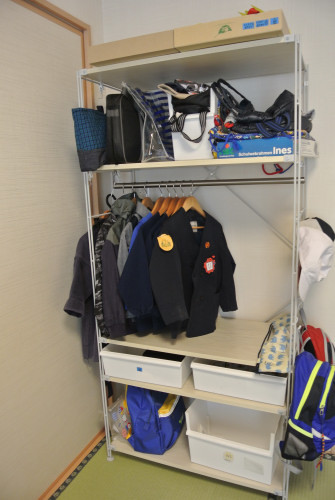 新入学を乗り切る収納棚は無印良品の「パイン材ユニットシェルフ」！整理収納アドバイザーで３児のママが直伝HugKum はぐくむ