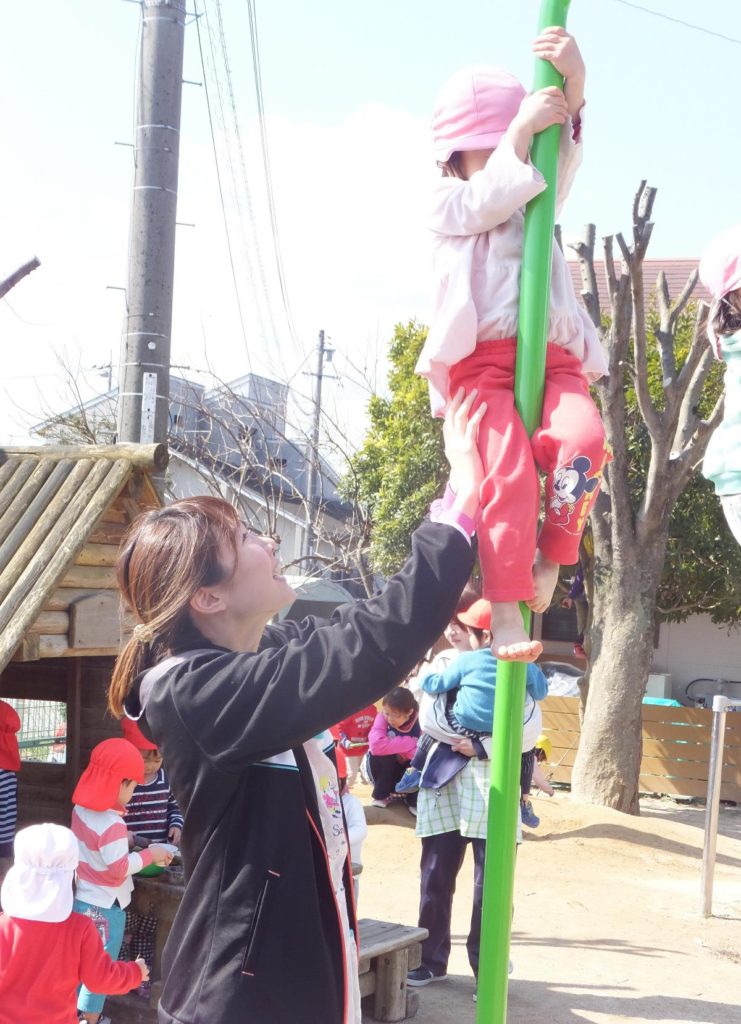 子供の成長を見守るお父さんとお母さん - 商用利用可能な写真素材・イラスト素材ならストックフォトの定額制ペイレスイメージズ