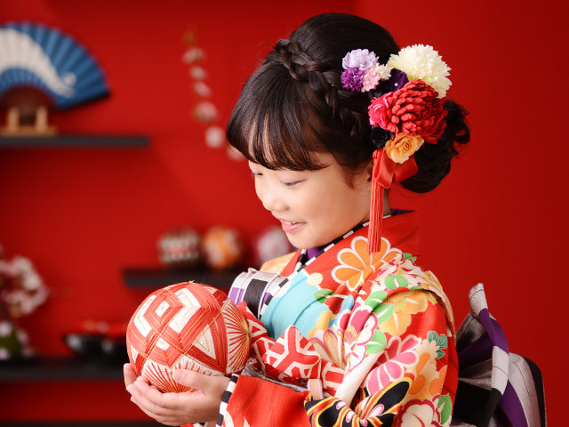 どこから見てもとびきり可愛いのが魅力♪編み込みカチューシャ×サイドお団子アレンジヘアレシピ 頭美人