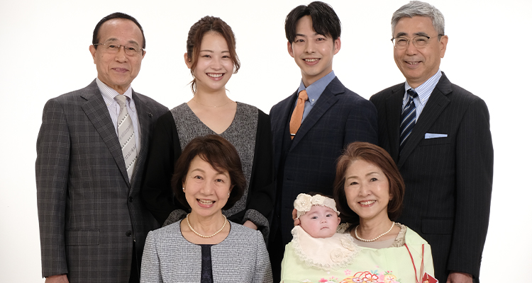 月齢1ヶ月ちょっと でもがんばってくれました お宮参り女の子初宮参り・七五三なら「水天宮前写真館」お宮から徒歩１分のフォトスタジオ