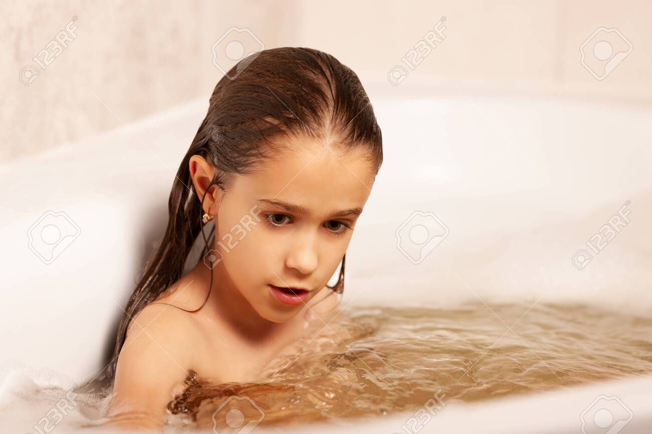 女の子、子供、入浴」の写真・イラスト素材アマナイメージズ