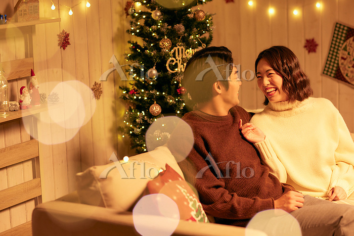 クリスマスの電飾を見るカップル 28174004283 の写真・イラスト素材アマナイメージズ