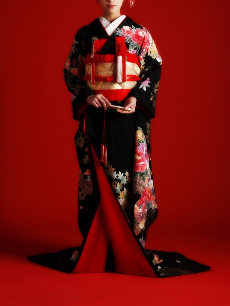 萬屋本店の黒の引振袖に一目惚れされた新婦様のご結婚式スタッフブログ大正ロマンな鎌倉の結婚式場・和婚ウェディングは萬屋本店