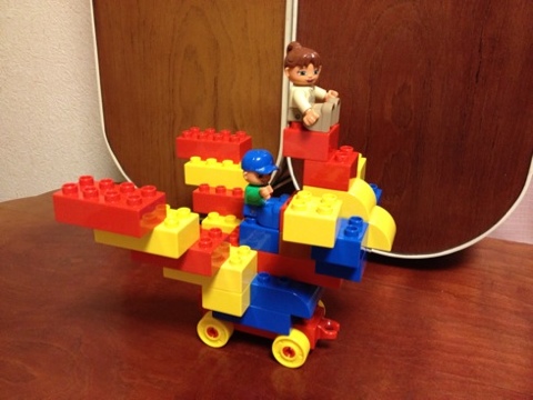 レゴでタワーを作る３歳の子ども 01809015861B の写真・イラスト素材アマナイメージズ