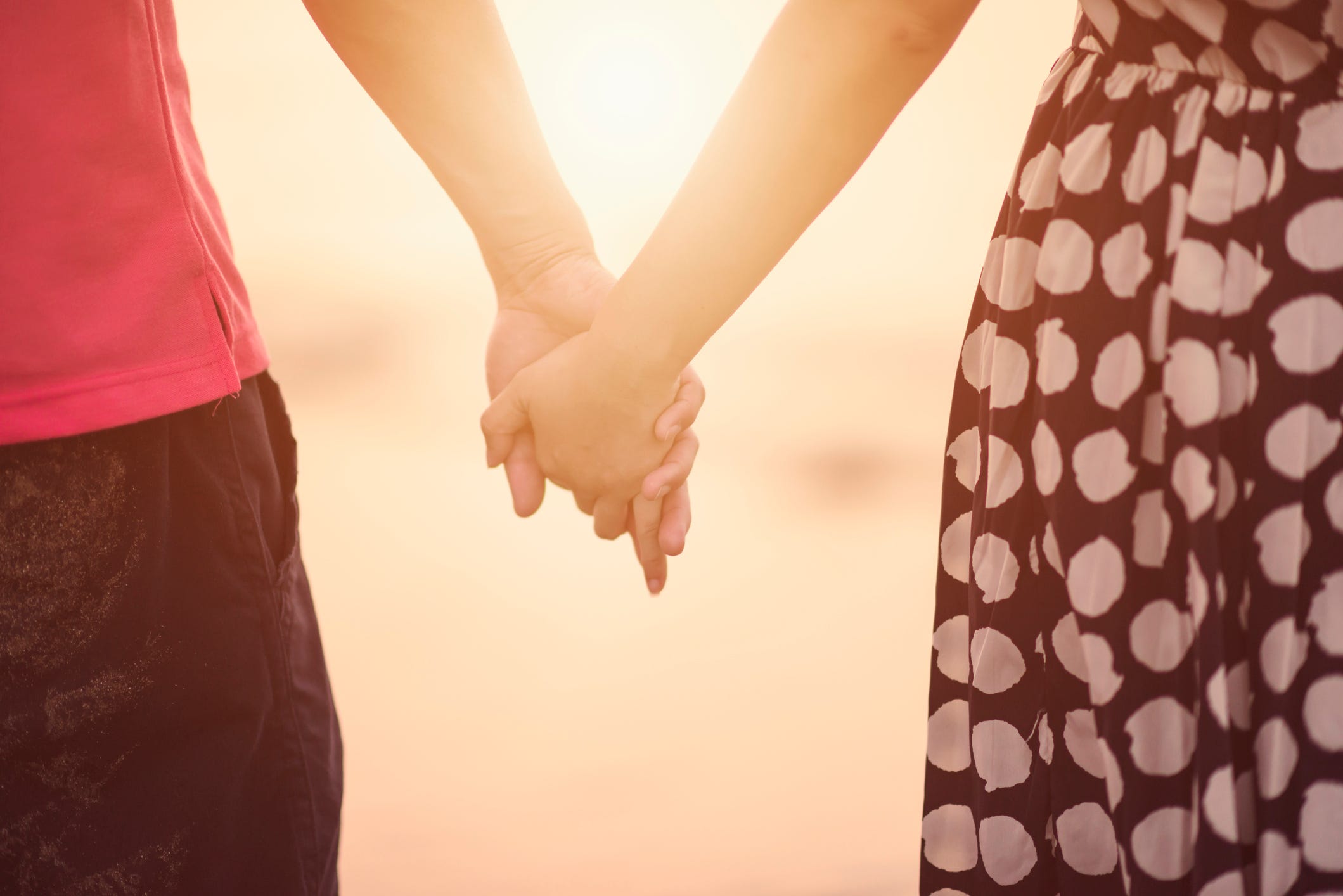 恋人繋ぎ つなぎ 」をする心理って？ 自然に手を繋ぐテクニックも解説