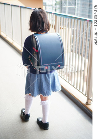ランドセルを背負った女の子の後ろ姿 childrenの写真素材FYI07988289ストックフォトの QleanMarket キュリンマーケット
