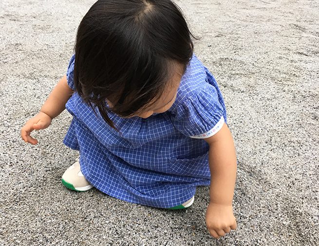 怖がりながらシーソーで遊ぶ女の子 3歳、日本人 の写真素材106830886- PIXTA