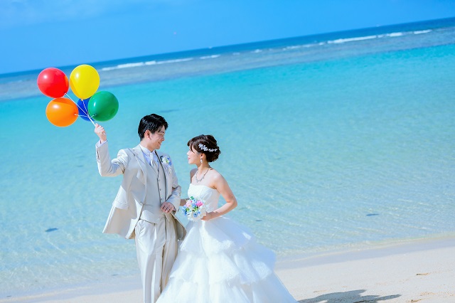 風船と一緒にスタジオAQUA 横浜駅前店前撮り・フォトウェディング