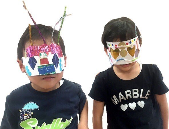 カラーセロハンを使ってとんぼのメガネを作り、作ったメガネでトンボを探しに行きました ^O^ふじおか幼稚園の楽しい保育